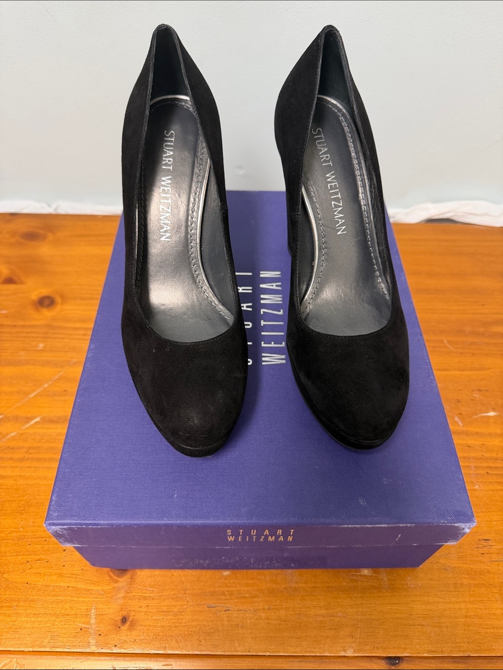 Stuart Weitzman Black Suede Classic Round-Toe Pumps Stringwoon